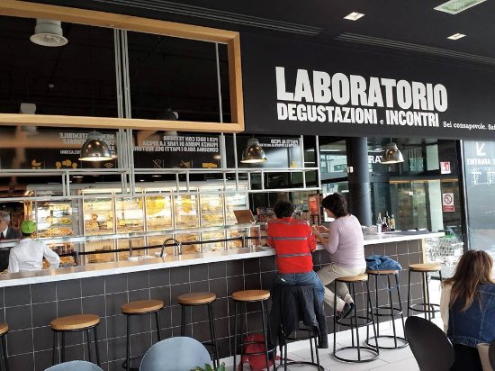 Ora si cena anche al supermercato, seduti a tavola